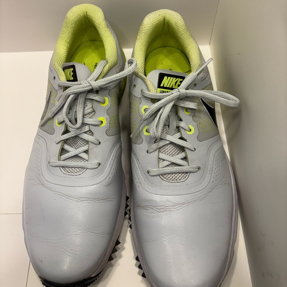NIKE GOLF SHOES MEN SIZE 10.5 W
LUNAR COMMAND STYLE LIGHT GRAY